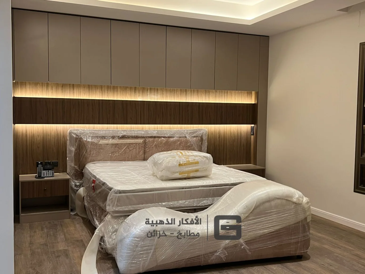 ديكور غرفة نوم وخزائن علوية – من أعمال مصنع الأفكار الذهبية